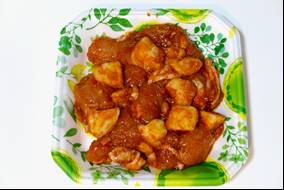 タイ産若鶏肩肉味付けポテト焼き用　398円/350g