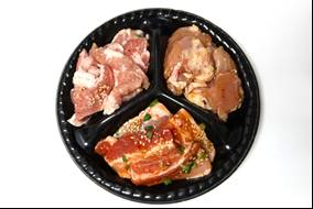 カナダ産豚ばら、ロースかぶり、ブラジル産鶏モモ味付け焼肉セット128円/100g